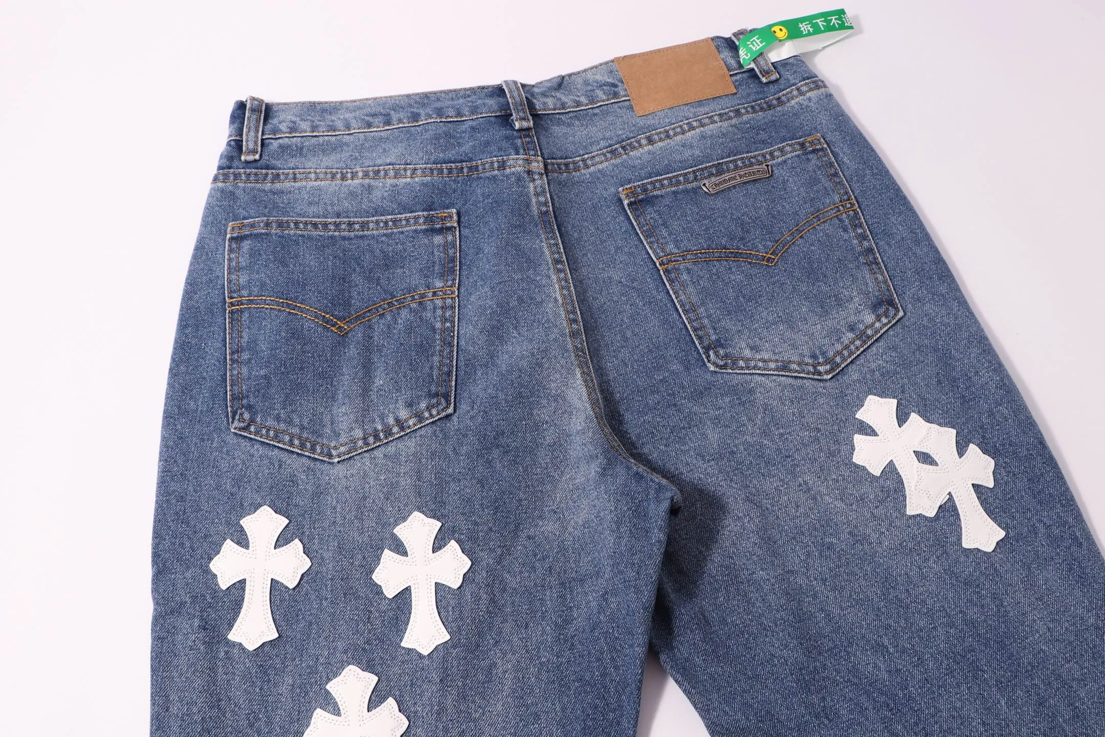 P220 Style number: H23 Croxin & 𝐂𝐡𝐫𝐨𝐦𝐞 𝐇𝐞𝐚𝐫𝐭 ss25 blue trousers, white leather, bootcut button jeans, styles with different wash textures, very friendly to people with thin legs, and the bootcut style perfectly modifies the leg shape The timeless and moderate length makes it easy to match and match. It is the basis for various styles and is a must-have in your wardrobe! The fabric is stiff but also makes the upper body soft without losing texture. The washing process is even more perfect. It is a must-have item for everyone! ! ! Washed wheat, hang tag, pants label, three labels complete Color: blue Size: 28-30-32-34-36